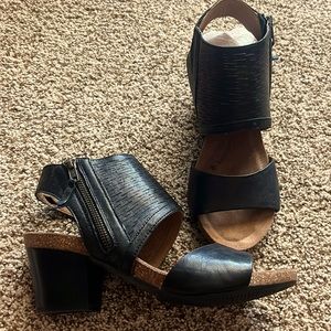Sofft wide heel black leather sandal size 9